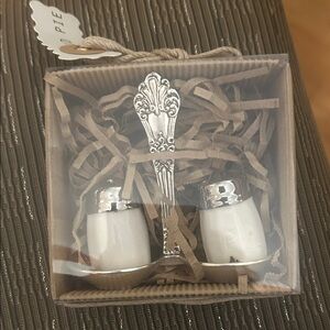 131) Mud Pie  small salt and pepper set new in box